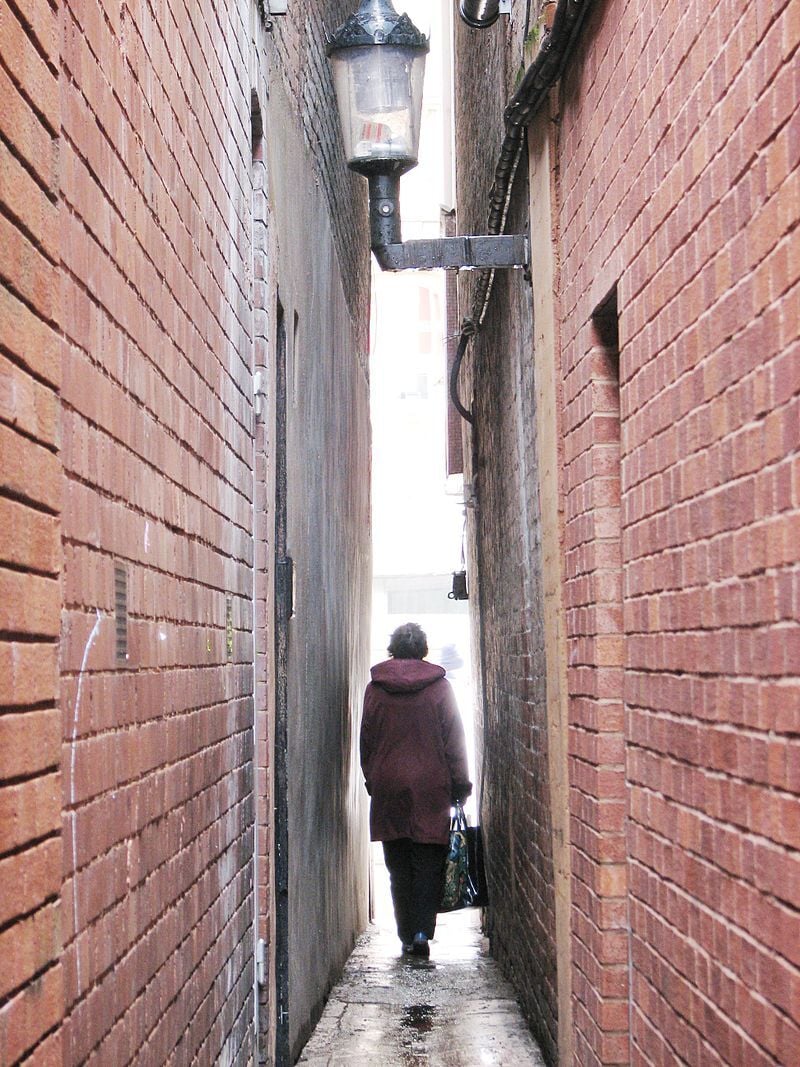 Parliament Street, a rua mais estreita que existe, em Exeter