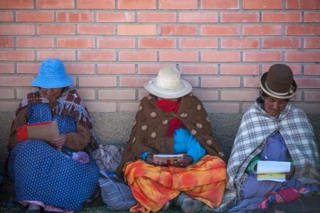 Filme registra história de como a Bolívia abaixou sua taxa de analfabetos de 13,28% para 2,9%, ensinando a ler e escrever a mais de um milhão de bolivianos