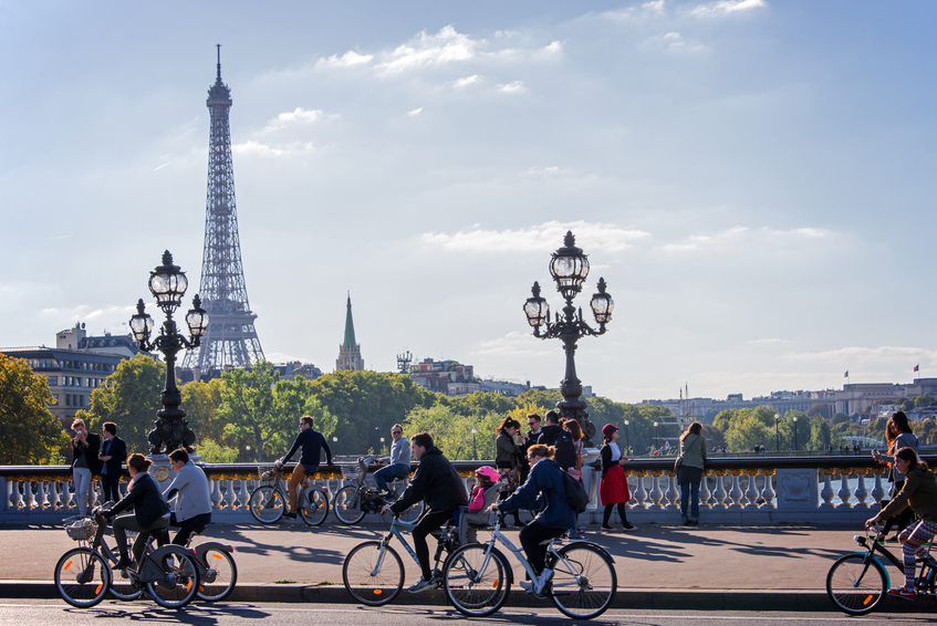 A capital francesa criou medidas para investir em mobilidade sustentável
