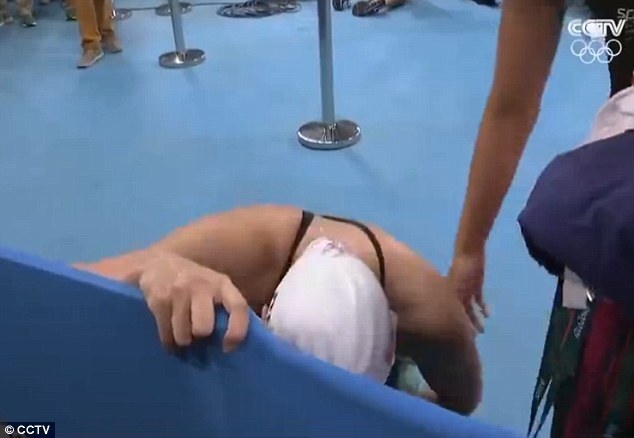 Chinesa se agacha após prova de natação