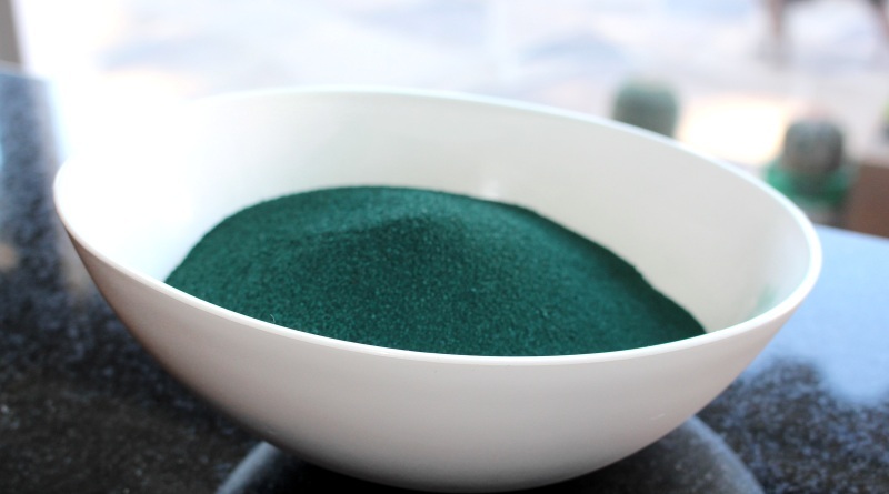 A espirulina é especialmente recomendada para vegetarianos e veganos, pois tem alto teor de proteína