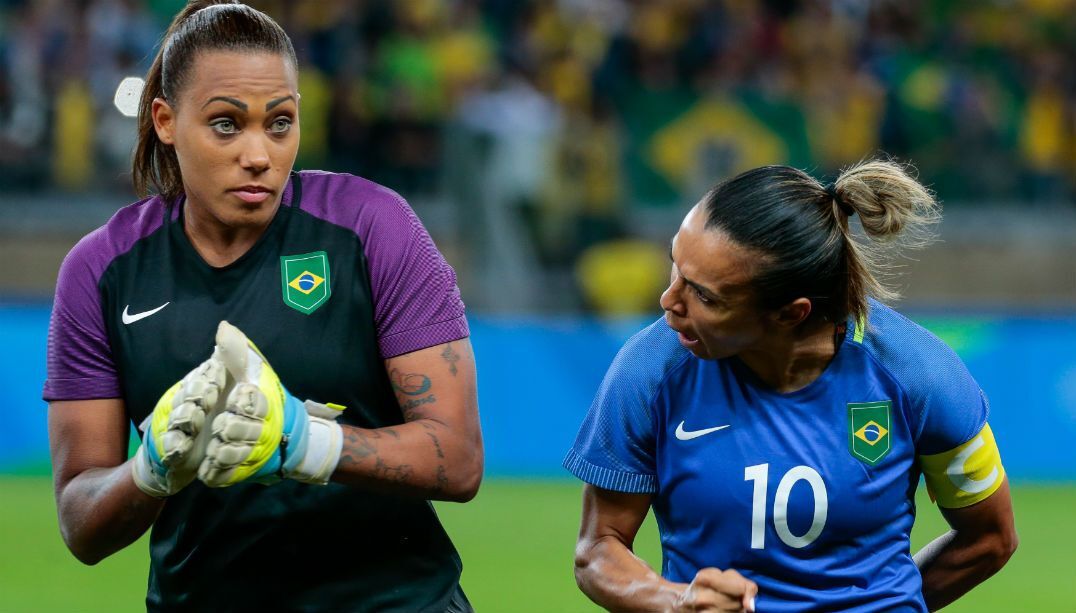 Bárbara roubou de Marta, por uma noite, o papel de protagonista no futebol feminino