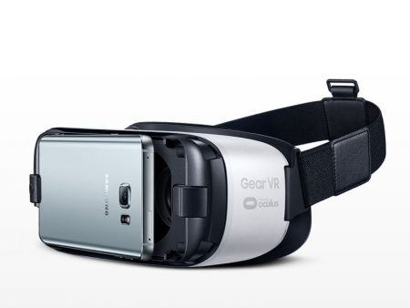 Gear VR com visor semi-aberto