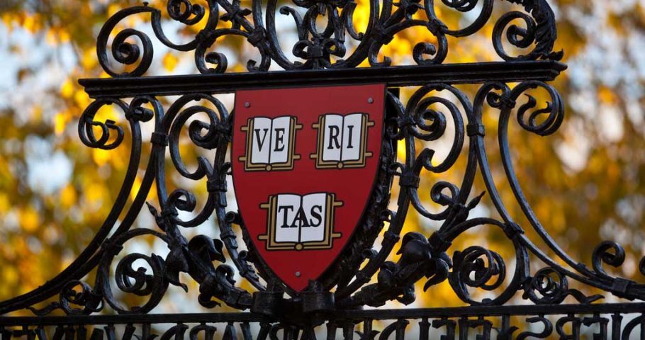 Brasão da Universidade Harvard, uma das melhores do mundo