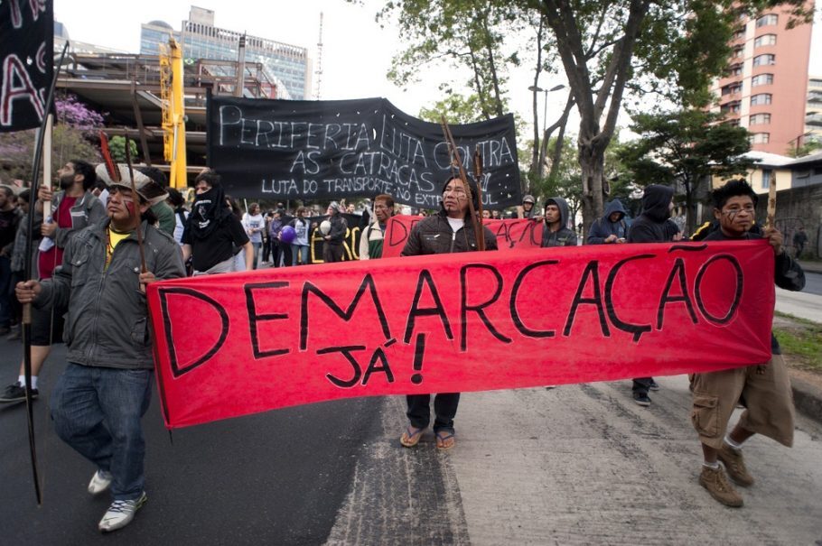 Índios Guarani durante protesto.