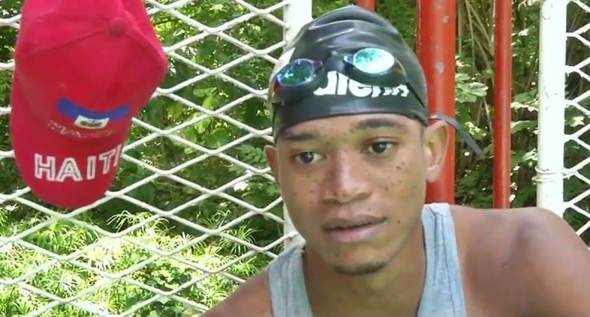 O nadador haitiano aprendeu a nadar assistindo aos vídeos de Phelps no YouTube