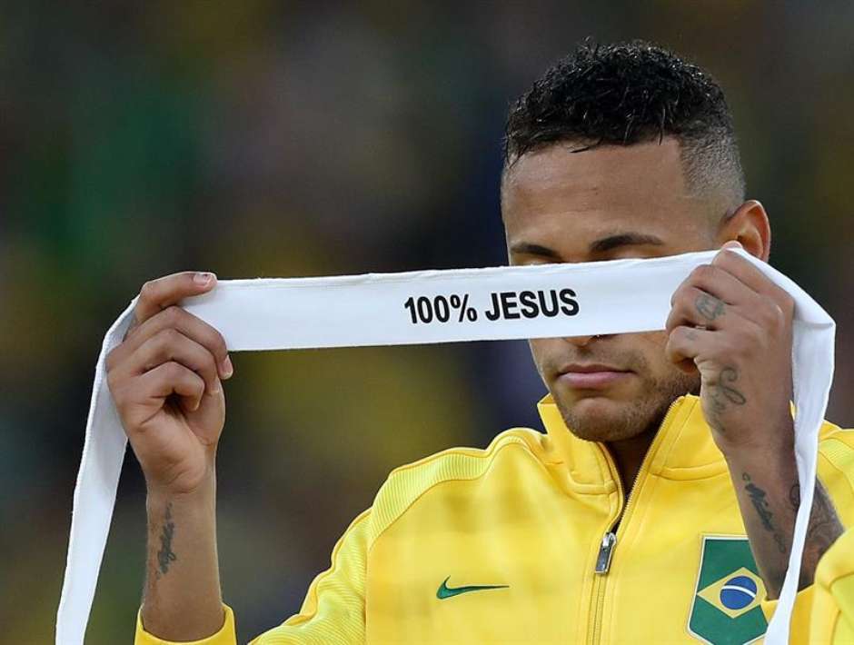 Neymar usando a faixa 100% Jesus