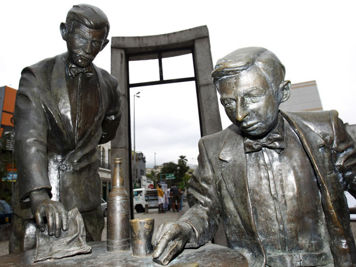 Noel e o garçom estão na esquina da 28 de Setembro em Vila Isabel