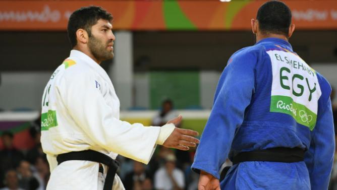 Judoca egípcio (azul) recusa-se a cumprimentar israelense (branco) após perder a luta