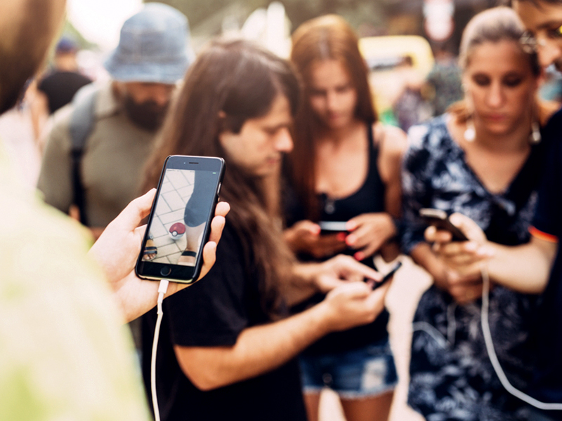 Ninguém mais vai se sentir esquisito ou tímido por estar sozinho na rua procurando pokémons