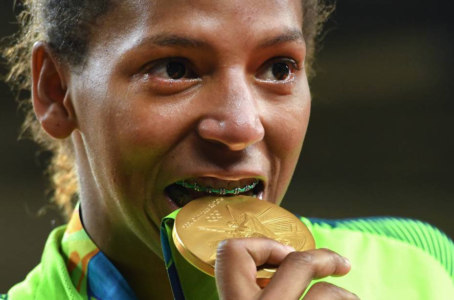 Para ilustrar essa matéria, escolhemos Rafaela Silva: lésbica, pobre, negra e medalhista de ouro na Rio 2016