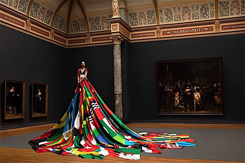 Vestido feito com bandeiras de 72 países onde ser gay é crime