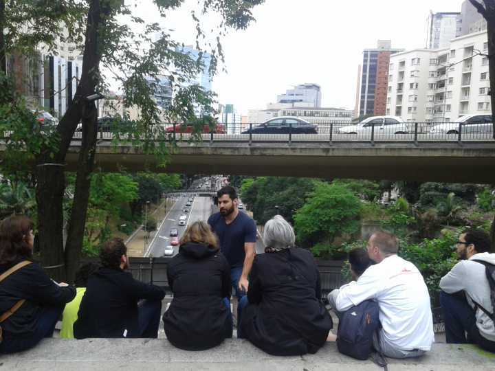 Facundo Guerra conta a história do Mirante 9 de Julho durante walking tour promovido pelo blog Passeios Baratos em SP