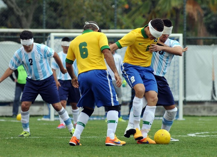 No Futebol de 5, é necessário que o público fique em silêncio para os jogadores ouvirem a bola