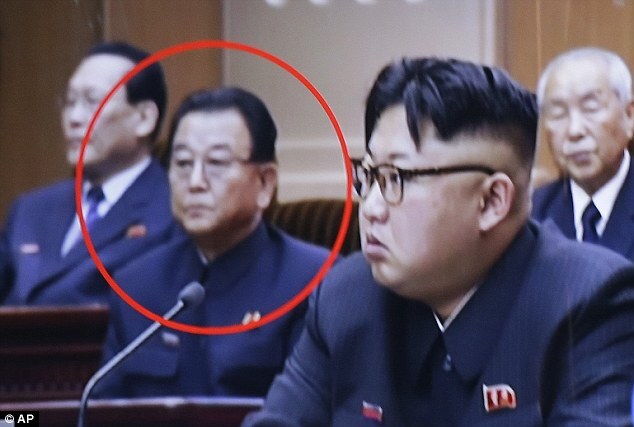 No círculo vermelho, o ministro da educação, executado por Kim Jong-Un