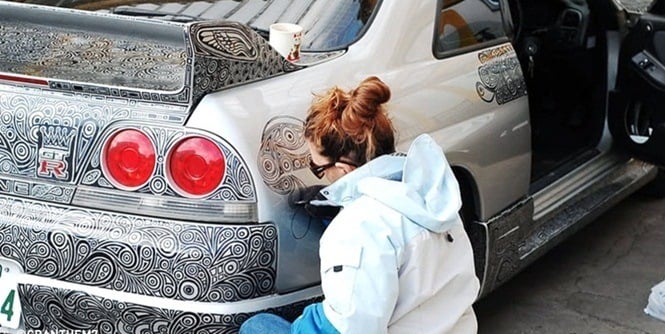 Artista pinta carro esportivo com caneta permanente e resultado é maravilhoso