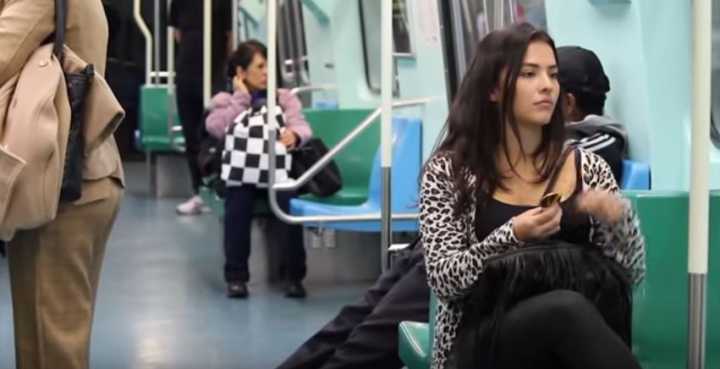 O filme retrata histórias de mulheres que foram assediadas no ônibus ou metrô de SP