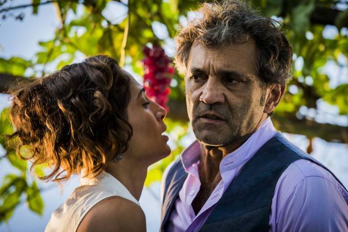 Camila Pitanga e Domingos Montagner em cena da novela O Velho Chico