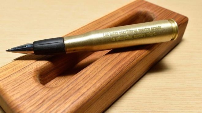 A caneta usada para assinar o acordo na Colômbia é feita de projétil