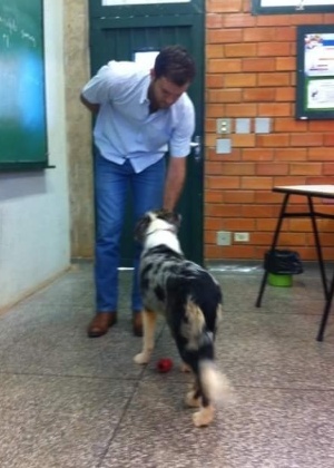 Professor Diogo Cesar Gomes da Silva com cachorro na universidade