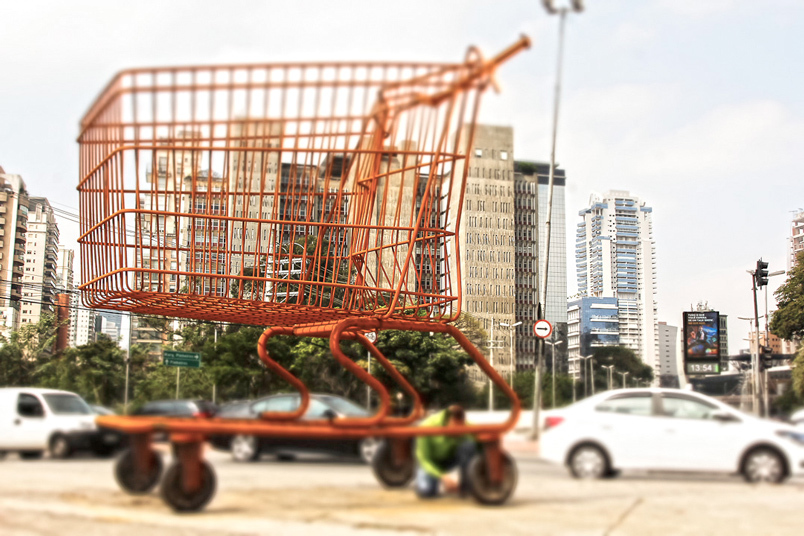 Os carrinhos de supermercado promovem uma reflexão sobre os hábitos de consumo