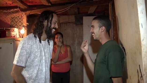 Gabriel fazendo a doação para João