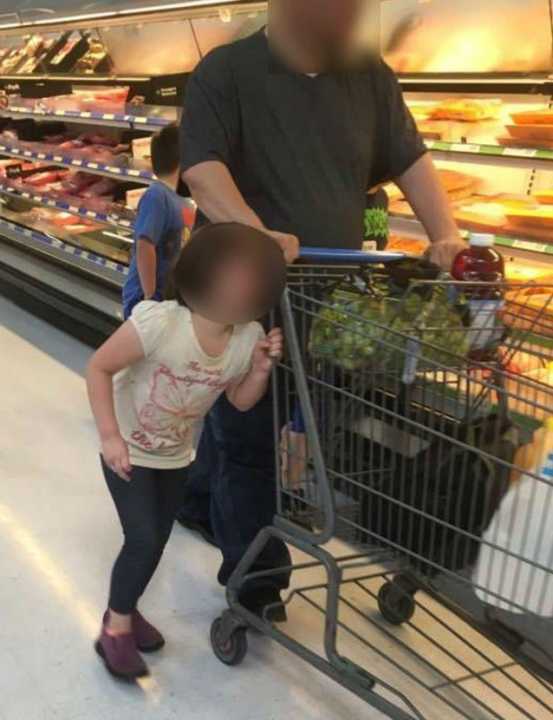 Homem prende cabelo de menina ao carrinho de supermercado