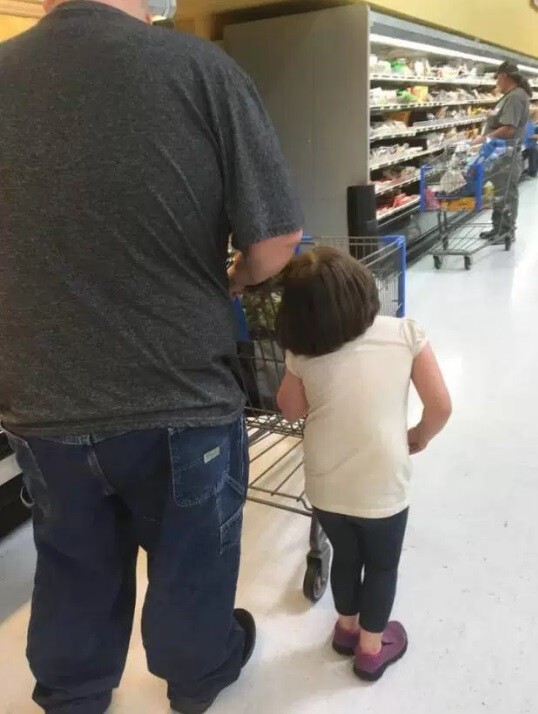 Homem prende cabelo de menina ao carrinho de supermercado