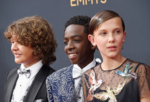 Atores mirins de Stranger Things dançaram e cantaram loucamente na premiação do Emmy