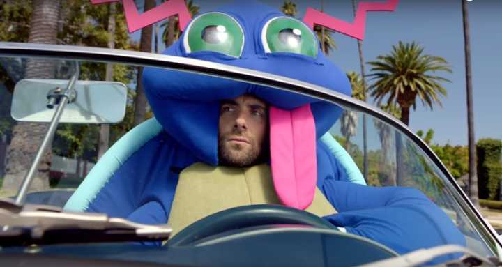 Adam Levine no clipe de “Don’t Wanna Know”, do Maroon 5