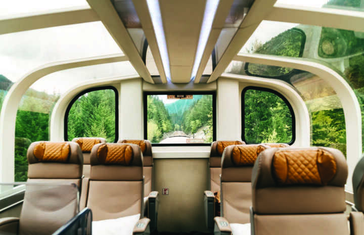 Os trens contam com vagões panorâmicos, serviço de bordo e acomodações com televisão e infraestrutura de hotel