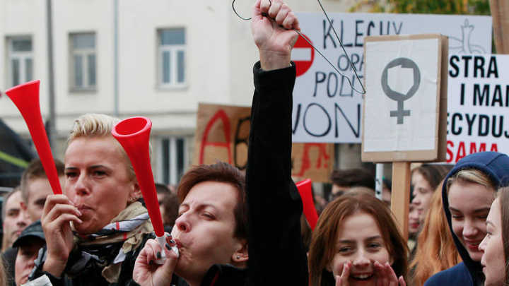 Vestidas de preto, as manifestantes protestaram contra o projeto de lei que proíbe o aborto