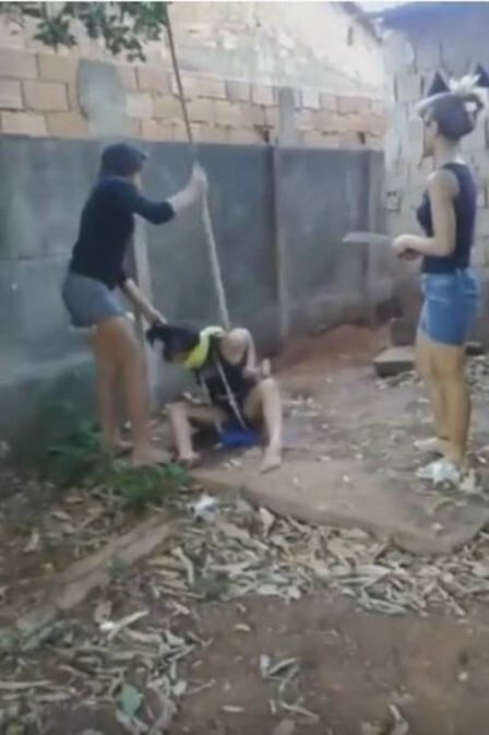Jovens usaram um facão e um pedaço de pau para atacar a vítima