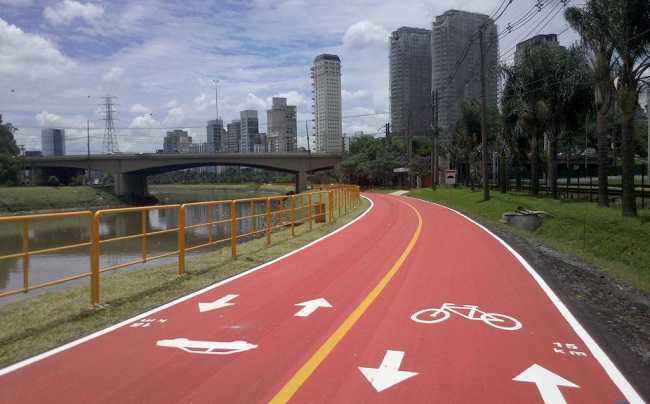 Ciclovia na Marginal Pinheiros.