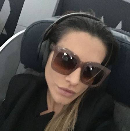 Foto de Cleo Pires em voo de Miami para o Brasil