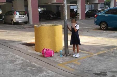 A menina foi castigada pela mãe