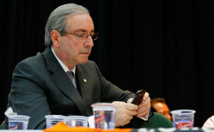 Eduardo Cunha é excluído de grupo do WhatsApp do PMDB