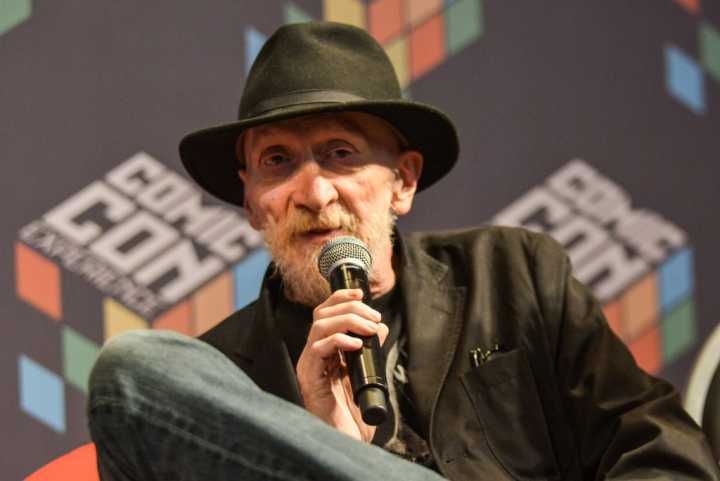 Frank Miller vem ao Brasil falar sobre “Cavaleiro das Trevas 3” em dezembro.