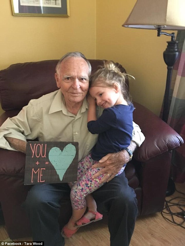 Dan Peterson, 82 anos, e sua amiga Norah, 4 anos
