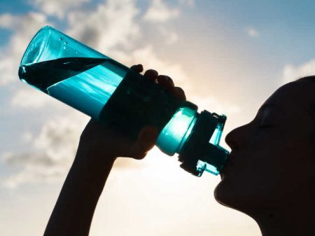 Beber muita água pode ajudar a diminuir o inchaço