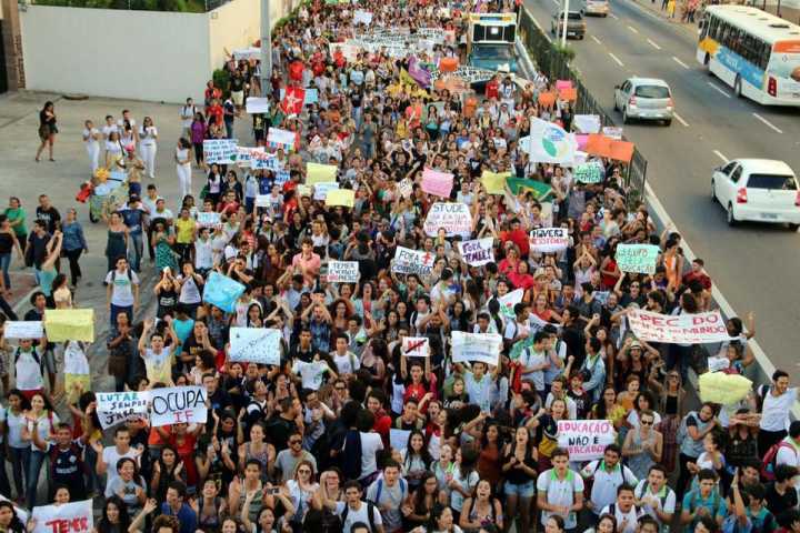 Os estudantes pressionam o governo a pedir a retirada da Medida Provisória que reforma o ensino médio