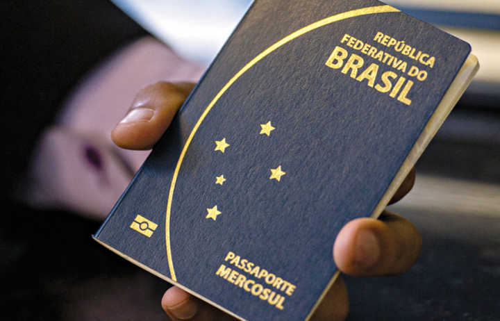 O passaporte brasileiro, com chip e a identificação do Mercosul na capa, tem validade de 10 anos
