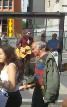 Homem tenta levar criança em meio a show na Paulista