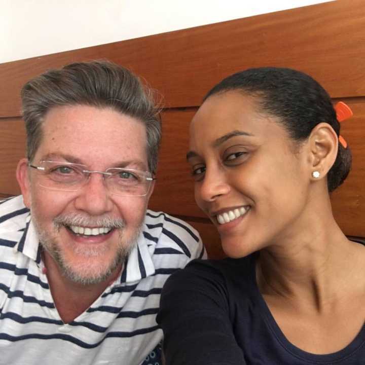 Taís Araújo mostra foto em que está com hidratação no cabelo