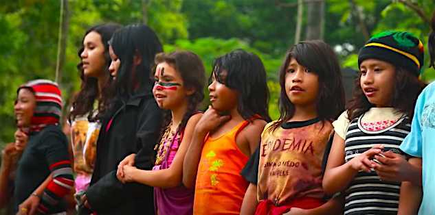 Uma apresentação, na praça, dos índios Guaranis do Jaraguá enaltecendo a cultura brasileira