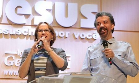 Em defesa, Isildinha e o marido, o pastor Atilano Muradas, alegaram erro da equipe ou invasão de hackers