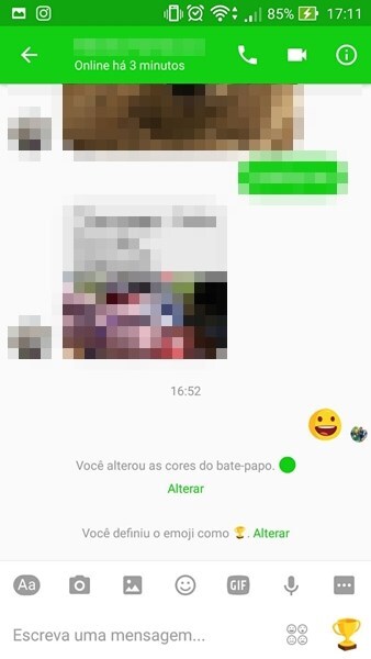 Messenger com a cor e o emoji-padrão alterados