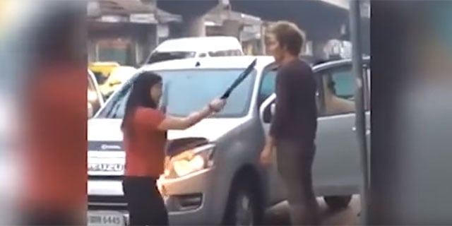 Mulher ameaça com facão o marido que passou a noite na balada