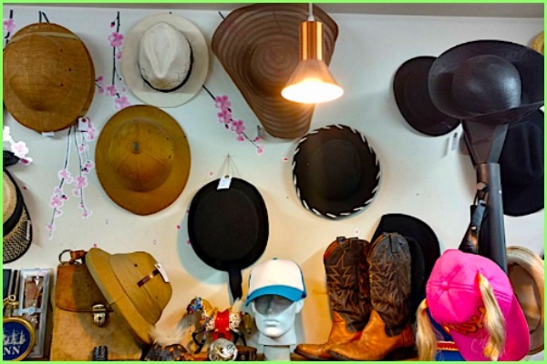 Mãe e filha mantém brechó na Rua Augusta há nove anos