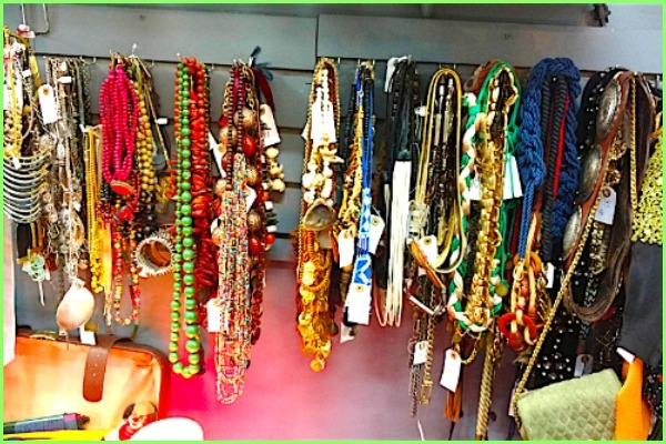 Mãe e filha mantém brechó na Rua Augusta há nove anos